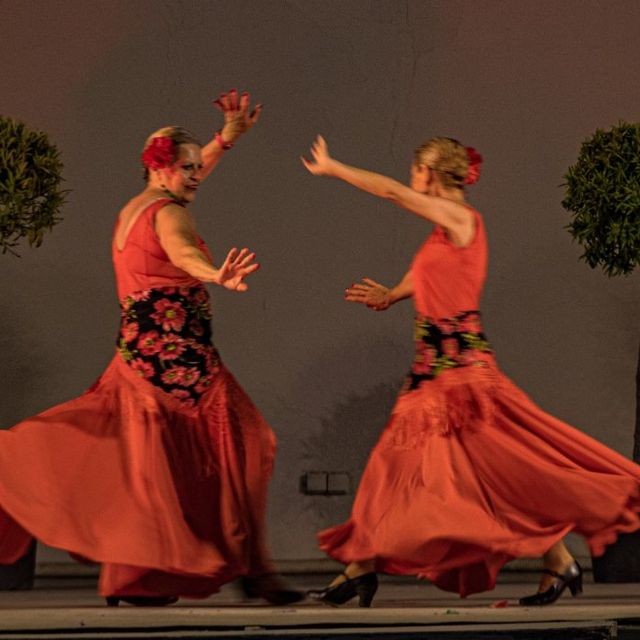 Dos mujeres bailando sevillanas